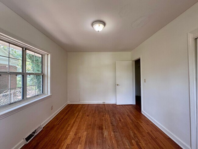 Building Photo - 114 Lookout Cir SW
