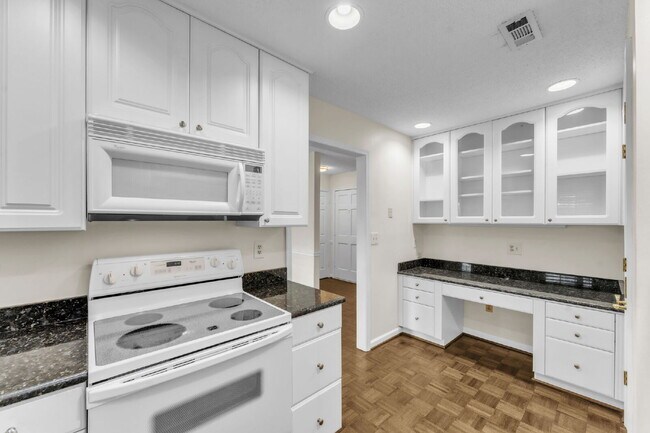 Building Photo - Beautiful 2-Bed, 2-Bath Condo with Elegant...
