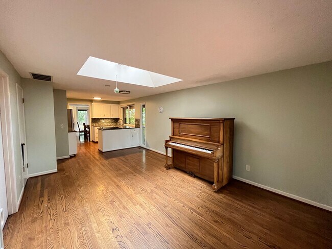 Building Photo - 15410 SW Peppermill Ct
