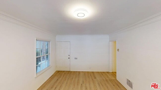 Building Photo - 127 N Doheny Dr