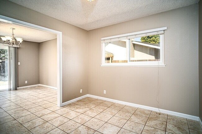 Building Photo - AVAILABLE NOW - 3Bed/2Bath Home for rent i...