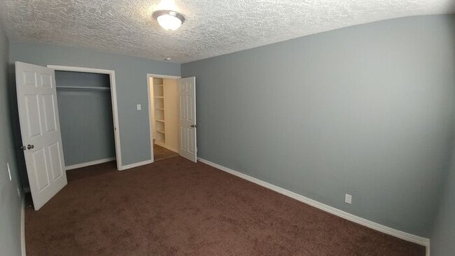 Building Photo - *Newly Refurbished ** First Month Free!