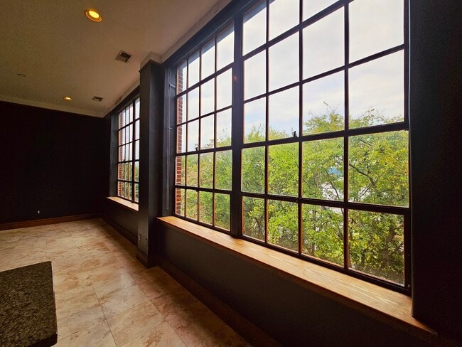 Building Photo - 1000 E M L King Blvd