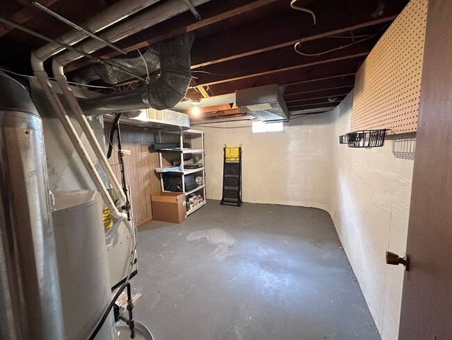Building Photo - SPACIOUS 2 BEDROOM 1 BATH HOME