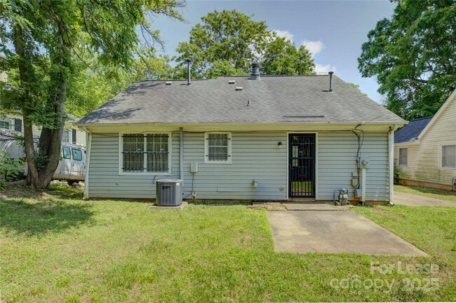 Building Photo - 405 N Summit Ave