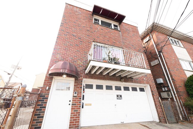 Primary Photo - 412 Walker St