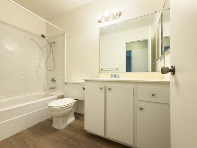 Building Photo - 2 BEDROOM 2 BATH CONDO IN GATED COMMUNITY ...