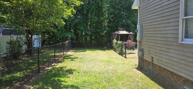 Building Photo - Nice Home with Many Amenities
