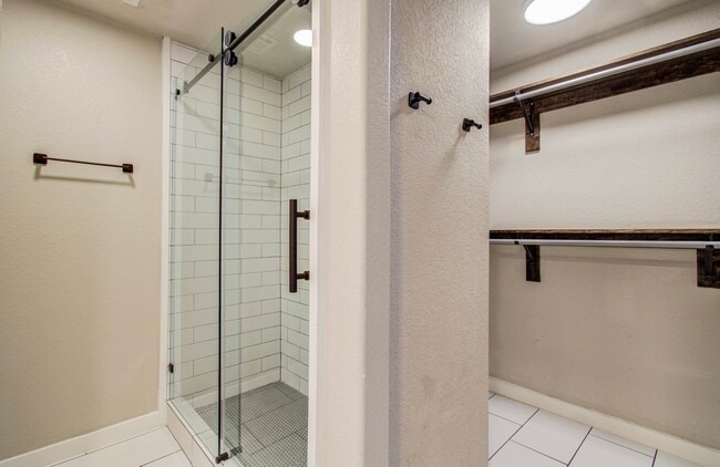 Building Photo - 712 Player Ct