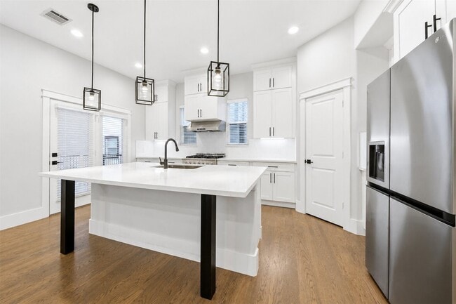 Building Photo - 1421 W 23rd St