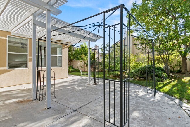 Building Photo - Remodeled 5 Bedroom Home in HOA