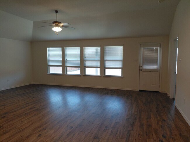 Building Photo - 4/2/3 located within 3 miles of Weatherford High School