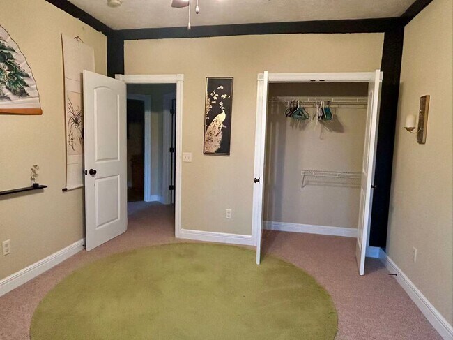 Building Photo - 5 bedroom and 3 bathroom two level house