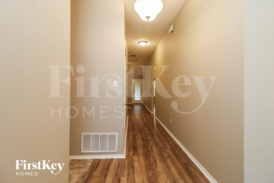 Building Photo - 729 Ridge Top Dr