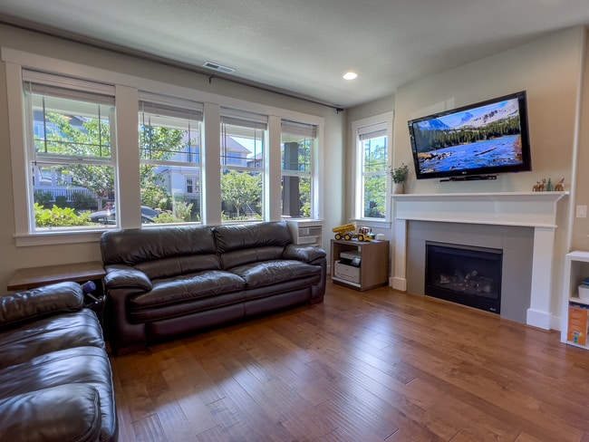 Building Photo - Exceptional 4 Bed + 2.5 Bath House ~  Beth...