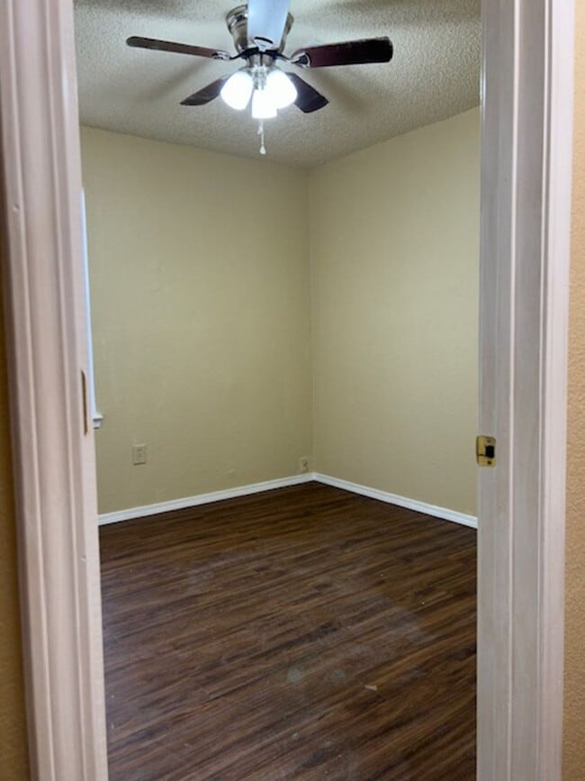 Building Photo - 4 bed 1.5 bath house