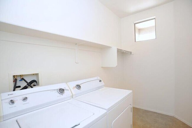Building Photo - Priced right in Dove Mountain. Fresh & cle...