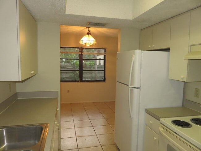 Building Photo - Open and bright 2/2 with garage