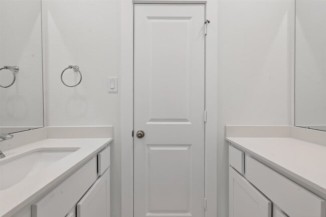 Building Photo - 16739 Lake Austin St