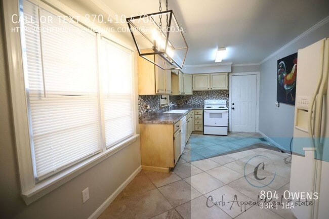 Building Photo - 804 Owens-