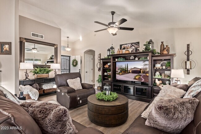 Building Photo - 10853 W Manzanita Dr