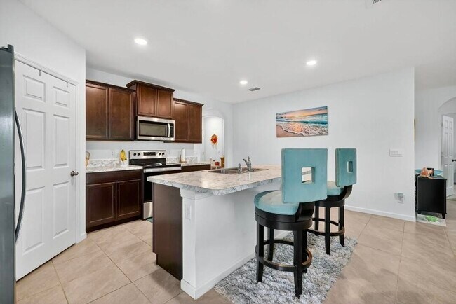 Building Photo - 543 SW Whitmore Dr