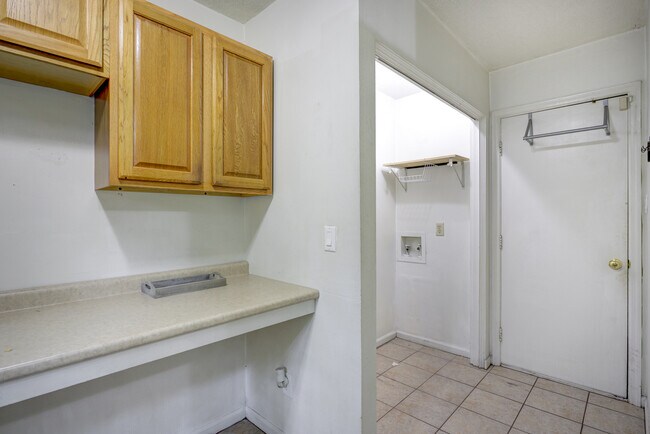 Building Photo - 121 Holland Park Cir