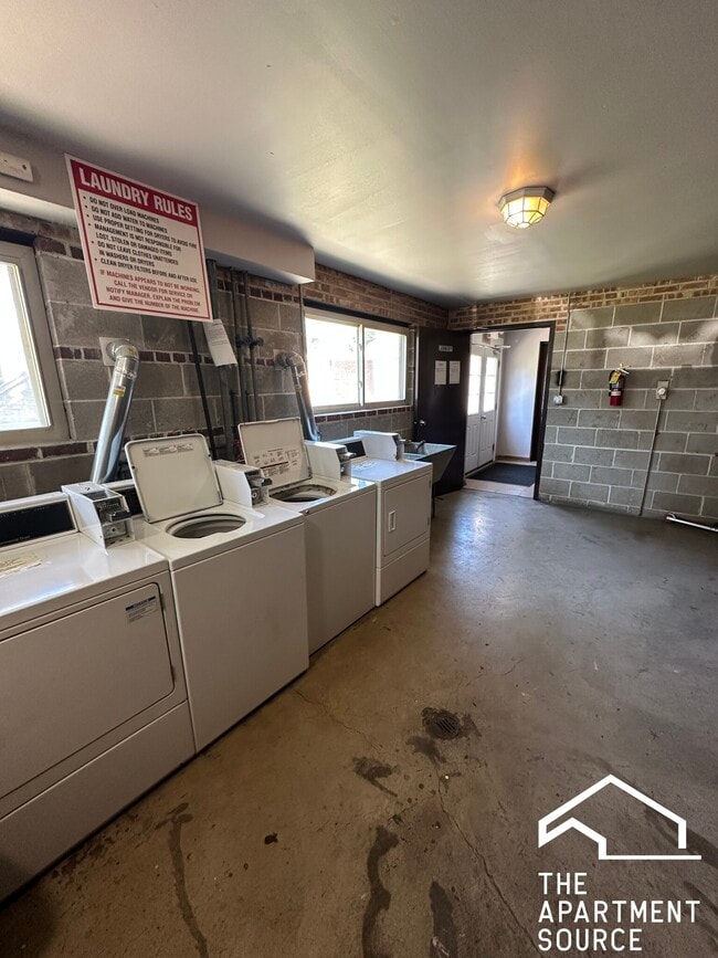 Building Photo - 1639 Oakwood Ave