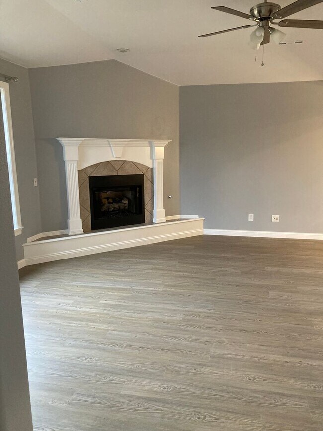 Building Photo - 3 bedroom 2 bath modern style home minutes from Centerton Main!!