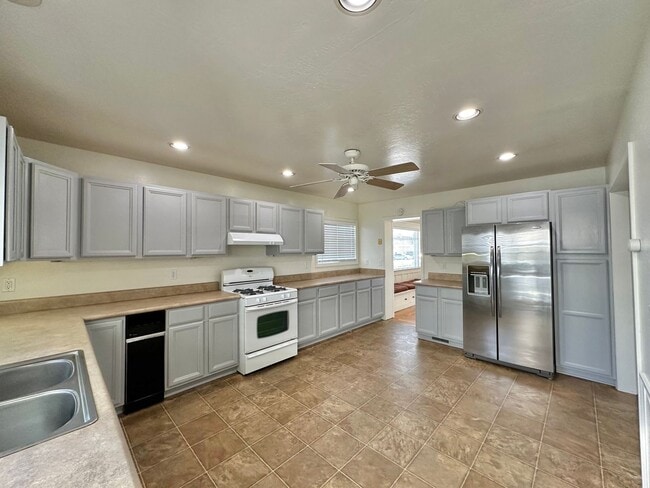 Building Photo - Stunning Craftsman 4 Bd / 2 Bath home in the heart of North Park!!