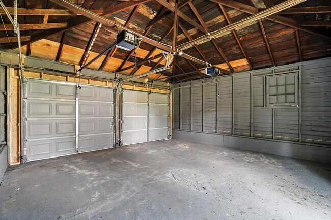 Building Photo - 887-889-889 E Livingston Ave