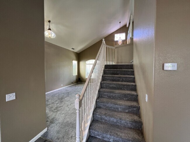 Building Photo - 3 bedroom + a loft in desirable Manteca!