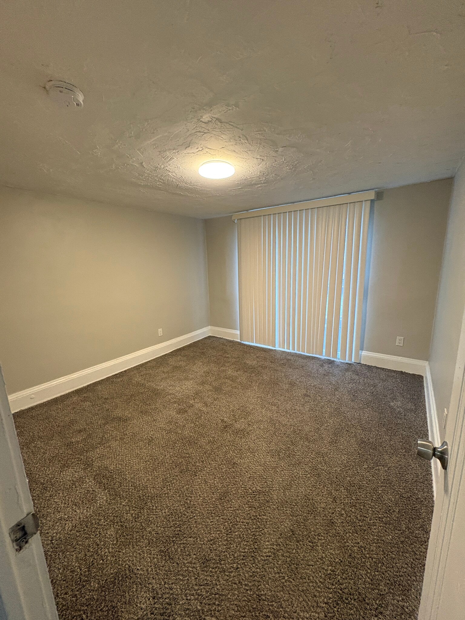 Building Photo - 10012 Robinson Ave