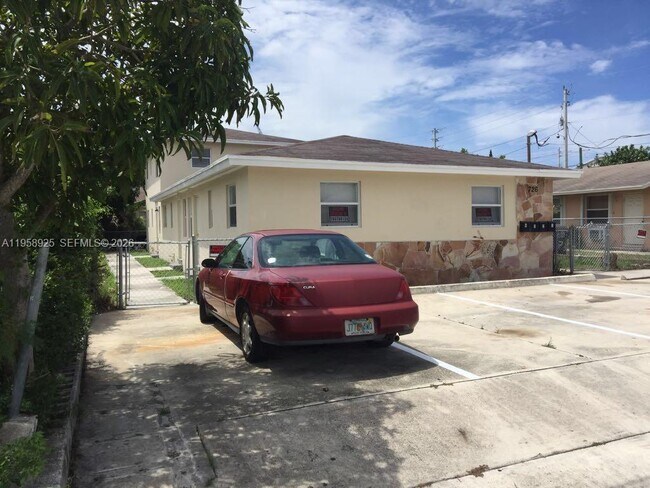 Building Photo - 726 21st St