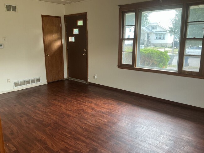 Building Photo - 2 bedroom single family home