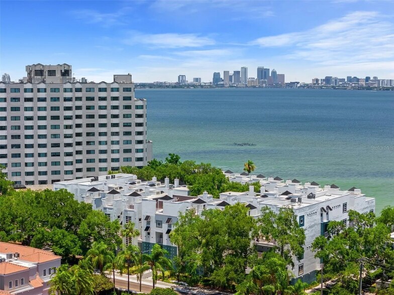 Building Photo - 4950 Bayshore Blvd