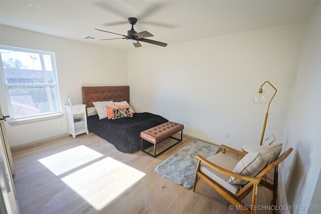 Building Photo - 112 W 2nd St