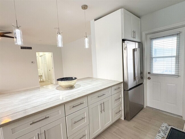 Building Photo - 4541 N Ocean Dr