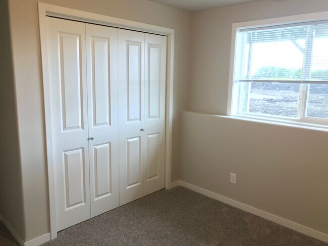 Building Photo - 4 Bed 2 Bath Single Family Home
