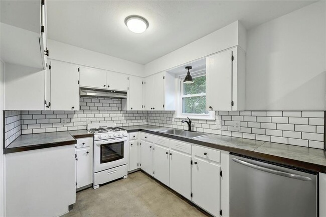 Building Photo - 1500 Fairfield Dr