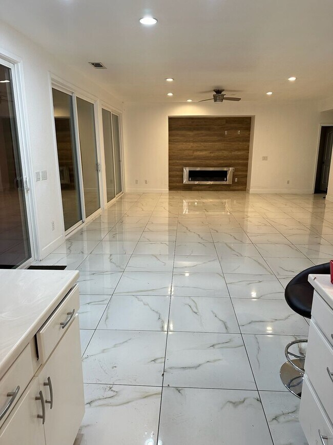 Building Photo - 5701 W Country Ave