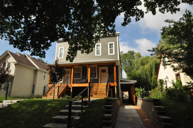 Building Photo - Newer Garden-Level 2Bed, 1Bath Apartment in Longfellow with In-Unit Laundry!