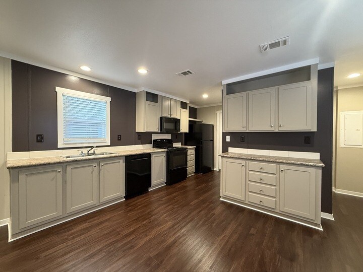 Building Photo - 113 Lillian St