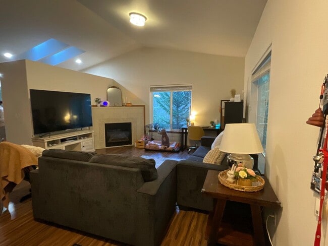 Building Photo - Beautiful 3 Bedroom, 2.5 Bath Home in Clearwood Community!