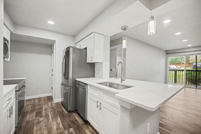 Building Photo - Spacious 1 Bed 1 Bath in the heart of Aurora!