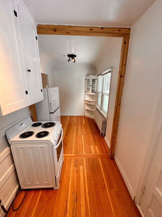 Building Photo - 2445 Custer Ave