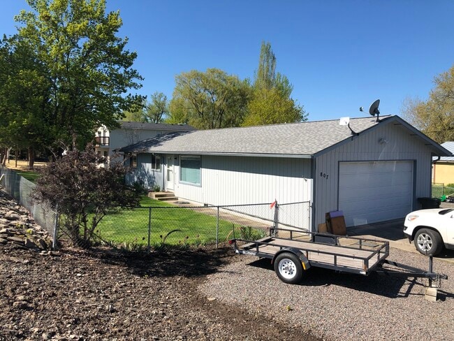 Building Photo - 807 Poplar St