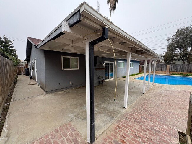 Building Photo - SW Visalia Home with Pool Available Now!