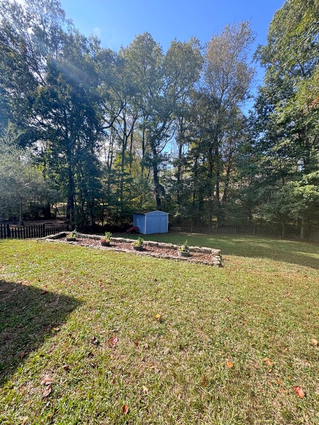 Building Photo - 1884 Dovonshire Rd S W