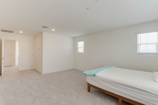 Building Photo - SPACIOUS 4BEDROOM 3BATH HOME IN INSPIRADA